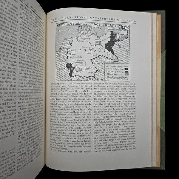 Antique, 2 Vols, HG Wells, The Outline Of History, Reference Book, Circa 1920